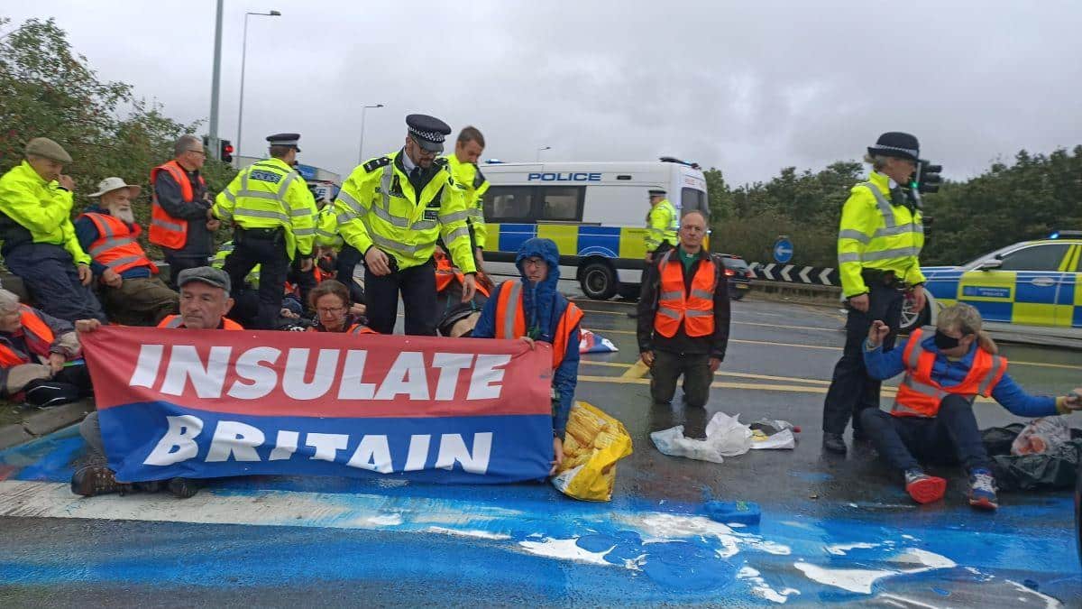 Des activistes britanniques bloquent les routes pour exiger l&rsquo;isolation des logements