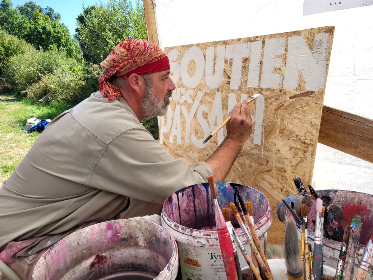 «Du baume au cœur» : au festival Les Résistantes, dans l’Orne, les militants écologistes reprennent du poil de la bête
