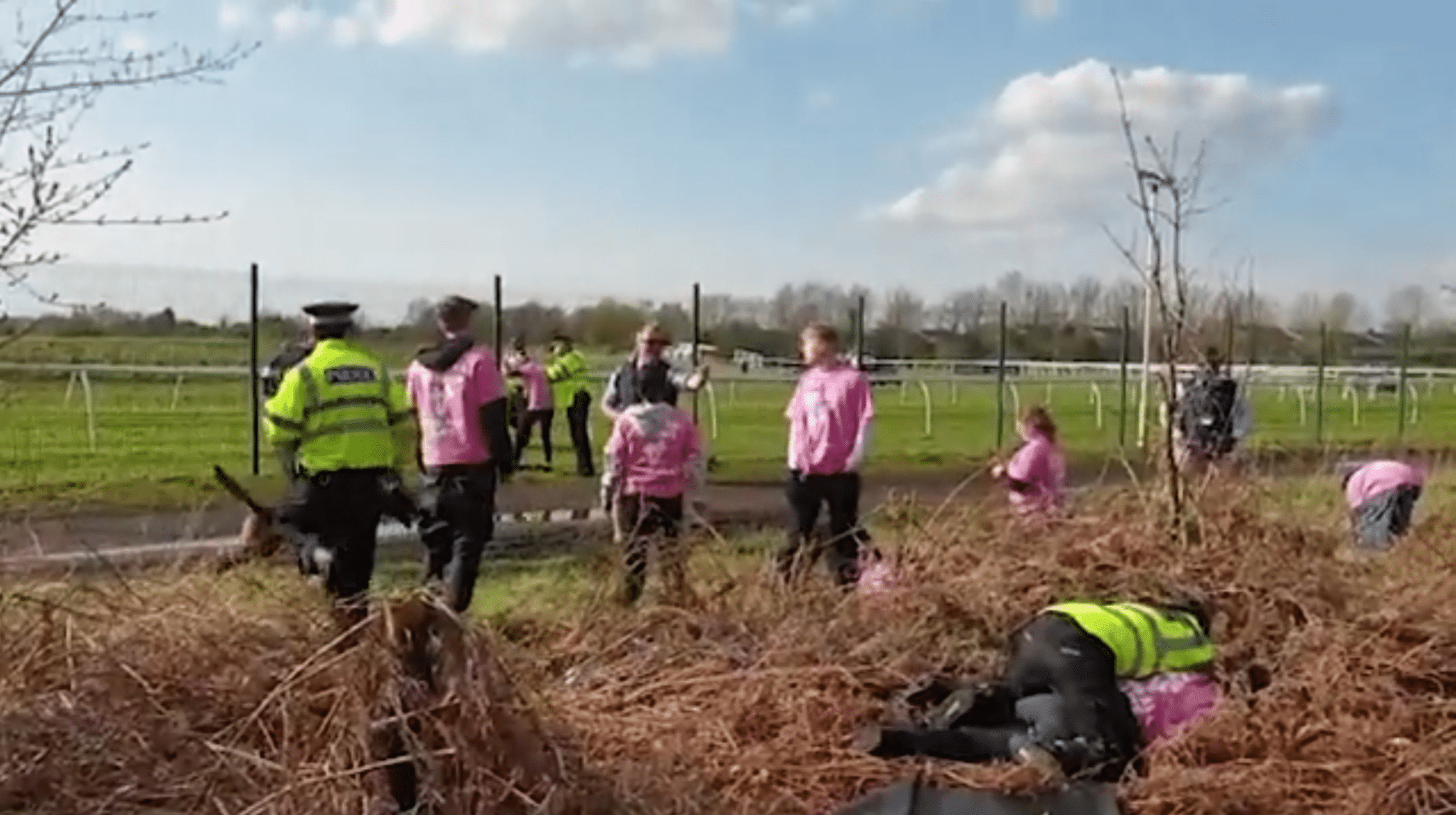 En Angleterre, une course hippique provoque la mort de 3 chevaux et l&rsquo;arrestation d&rsquo;une centaine d&rsquo;activistes venus les défendre