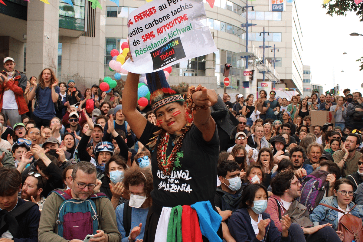 Des centaines de militants pour le climat mobilisés à Paris contre l’assemblée générale de TotalEnergies