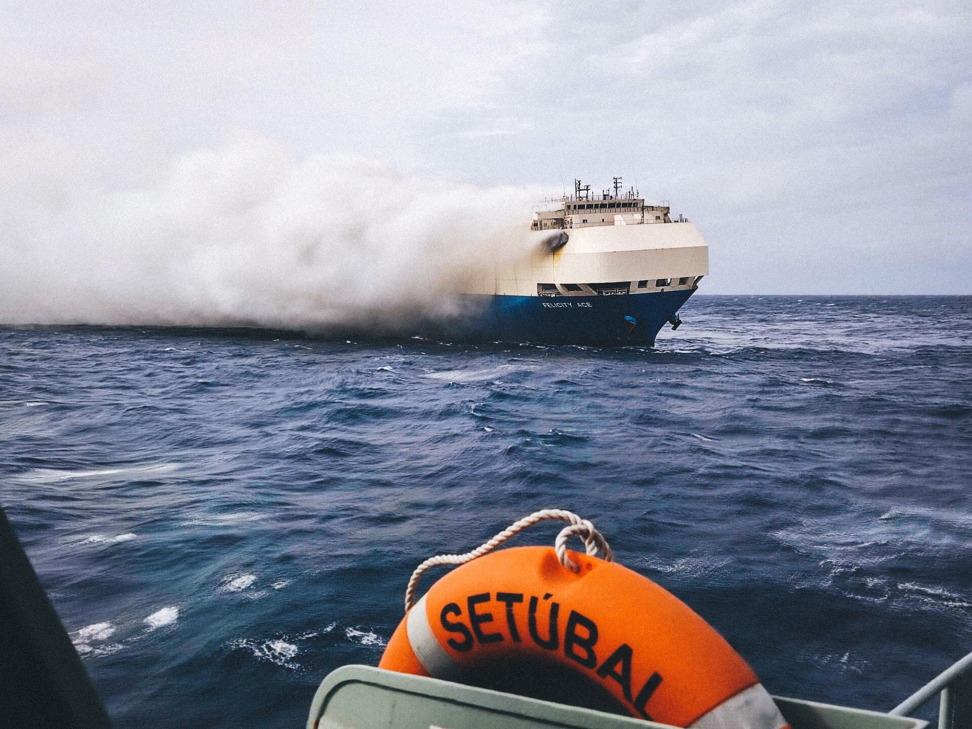 4 000 voitures de luxe en feu sur un bateau au milieu de l&rsquo;Atlantique