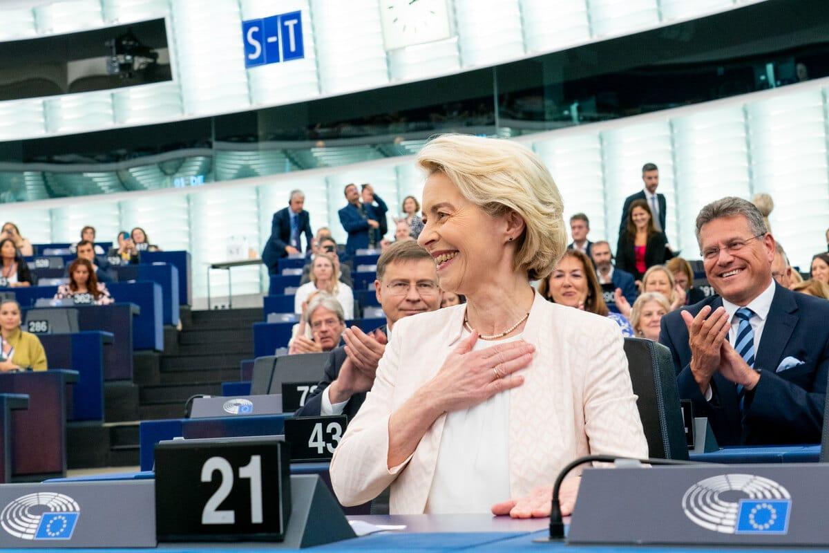 Malgré la poussée de l’extrême droite, le nouveau Parlement européen reconduit Ursula Von der Leyen et vote la poursuite du Pacte vert