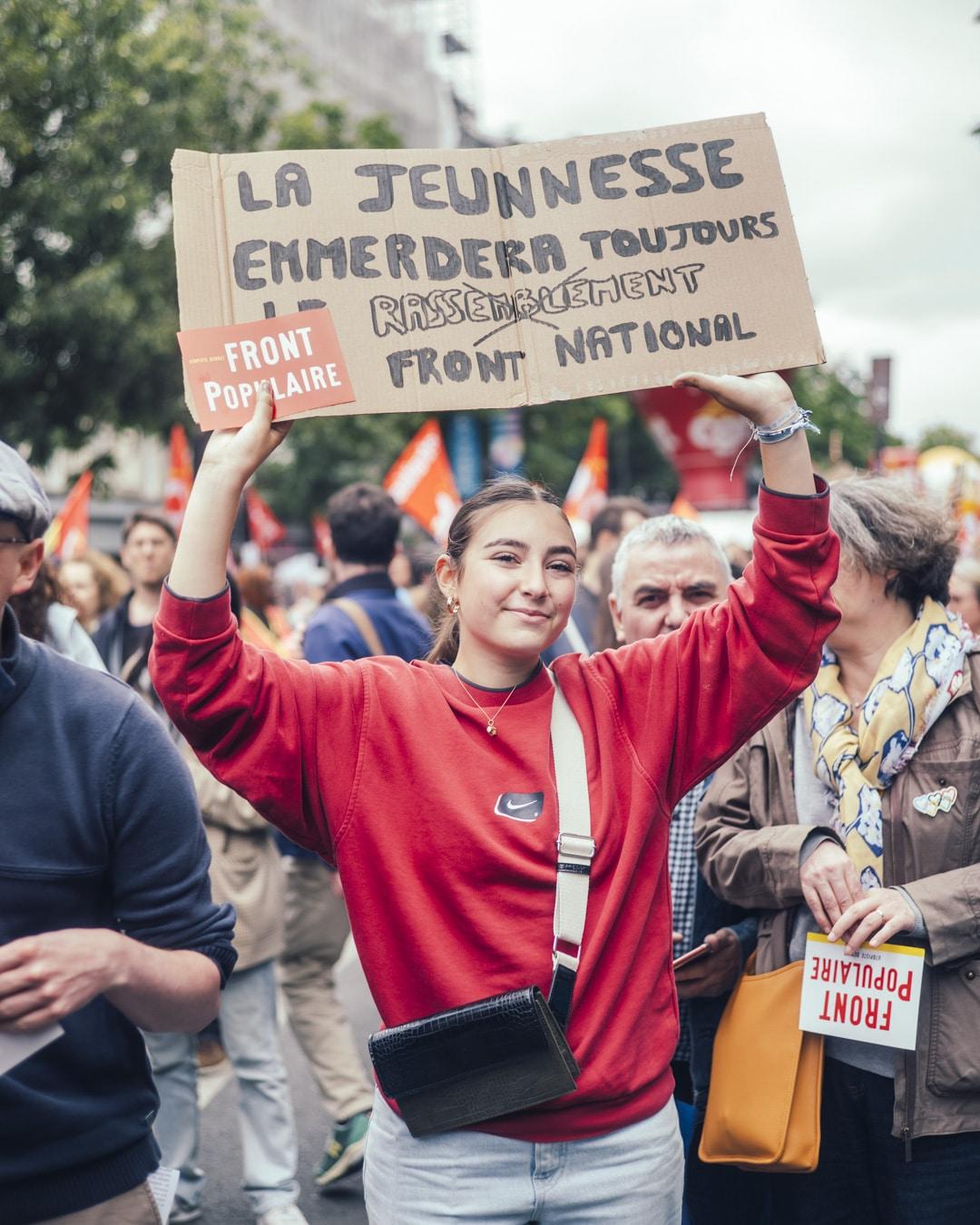 «Oh Jojo, y a pas moyen Jojo» : la manifestation parisienne contre l&rsquo;extrême droite en dix images