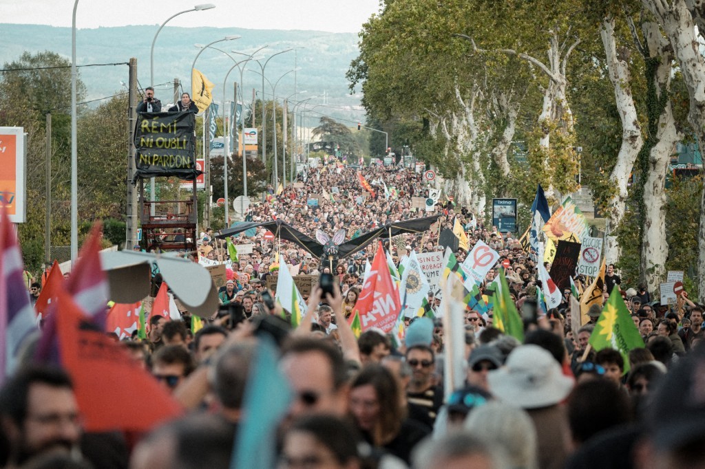«Ramdam» contre l’A69 : manifestation festive, camions brûlés et ZAD avortée