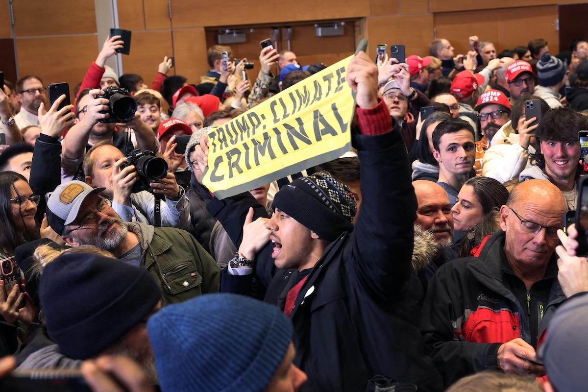 «Trump, pour qui travaillez-vous ?» : des militants écologistes donnent de la voix au meeting de l’ancien président