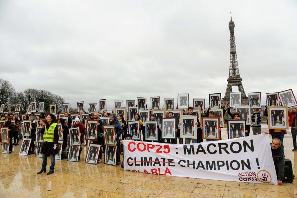 La condamnation des « décrocheurs » de portraits d&rsquo;Emmanuel Macron confirmée en cassation