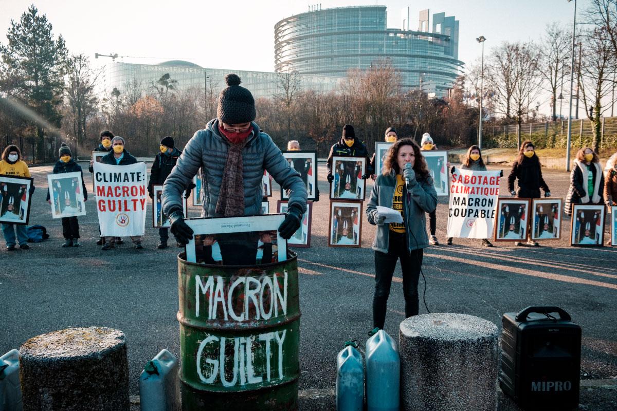 Des activistes pour le climat chahutent Emmanuel Macron à Strasbourg