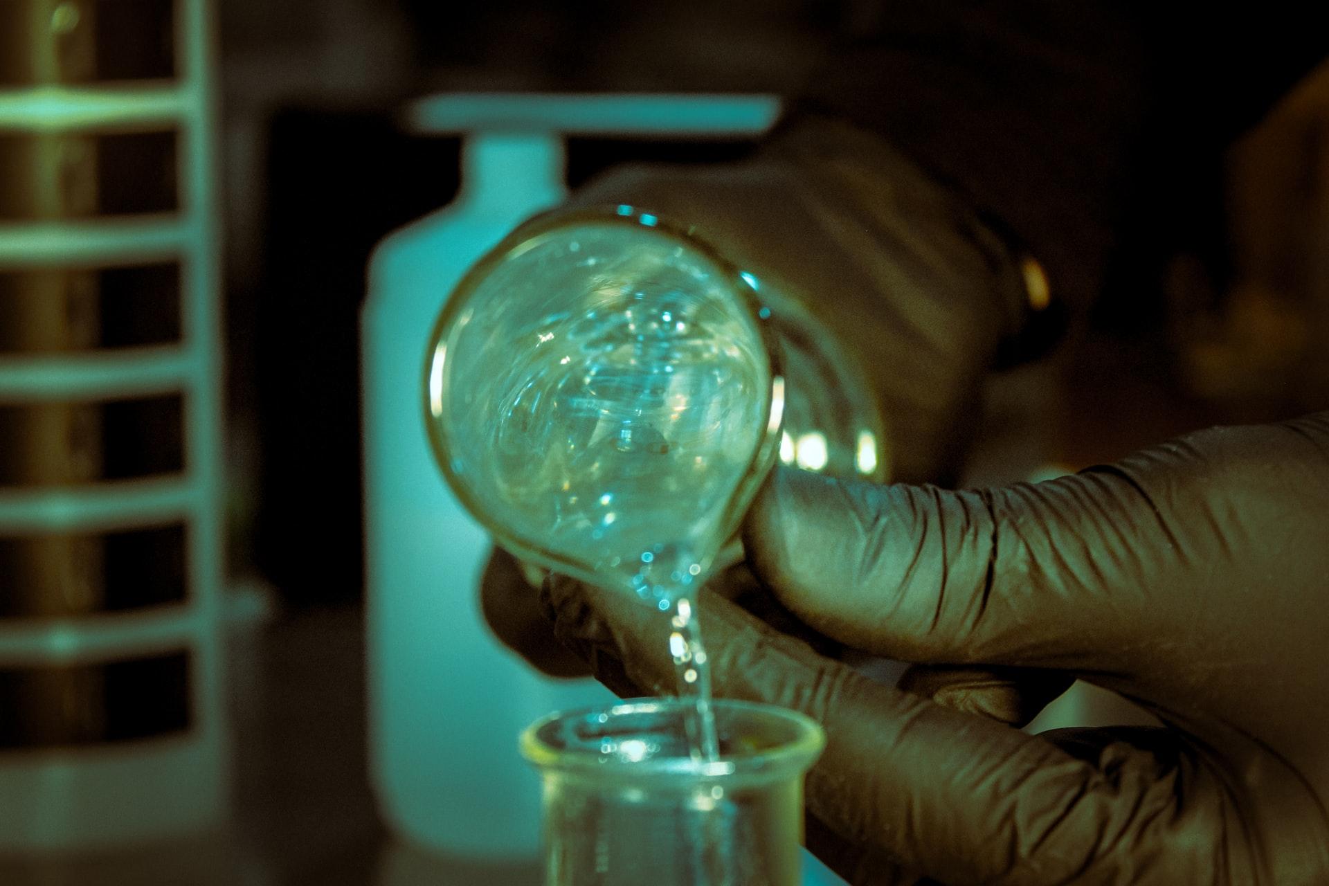 Bisphénols, PFAS… L’Europe est sur le point d’interdire des milliers de substances chimiques dangereuses pour la santé et l’environnement