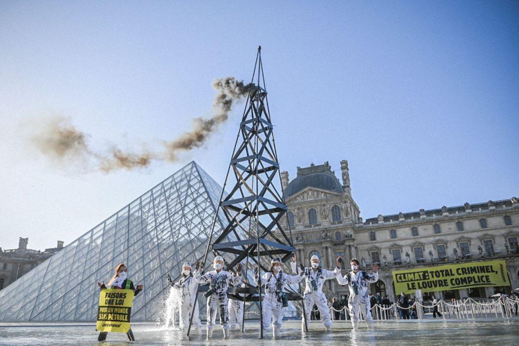 Greenpeace obtient le droit d&rsquo;en savoir plus sur les liens entre le Louvre et TotalEnergies