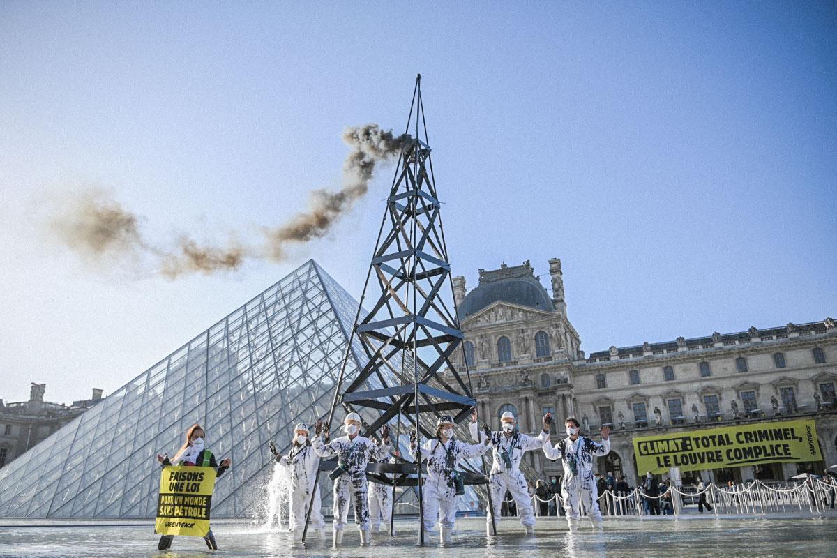 Greenpeace saisit la justice pour éclaircir les liens entre TotalEnergies et le Louvre