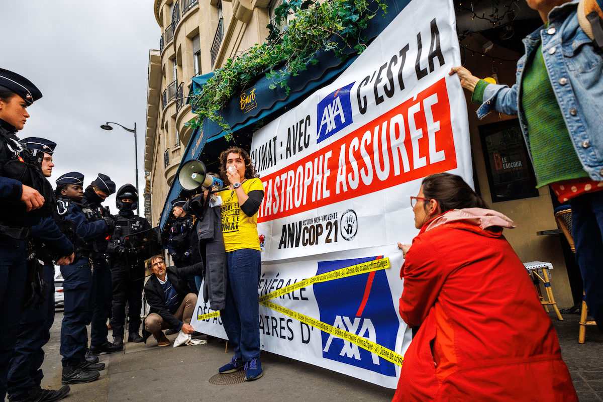 À Paris, des activistes ont ciblé l’assemblée générale d’Axa et dénoncé l’«hypocrisie» de l’assureur sur la question des énergies fossiles