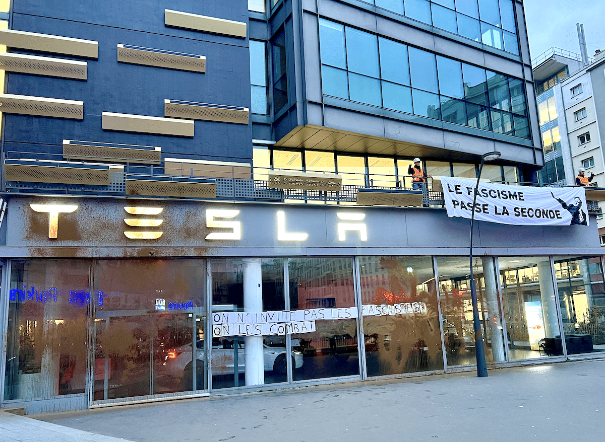 «Il n’y a pas d’écologie sans lutte contre le fascisme» : des activistes visent le siège de Tesla en France, propriété d’Elon Musk