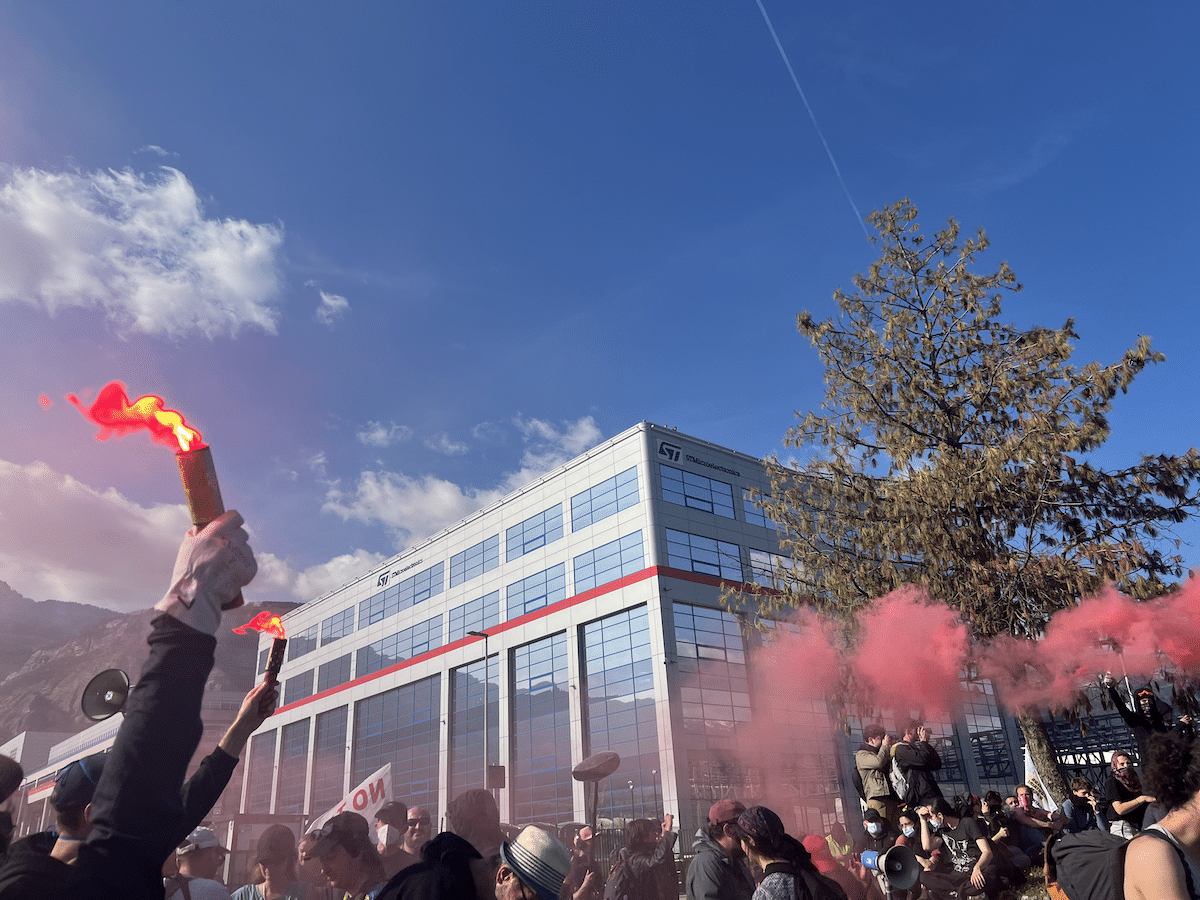 STMicroelectronics, Soitec… près de Grenoble, 3 000 personnes manifestent contre l’accaparement de l’eau par les géants des puces électroniques