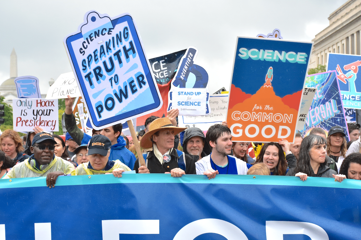 «Stand up for science» : des scientifiques du monde entier se mobilisent contre les attaques de Donald Trump