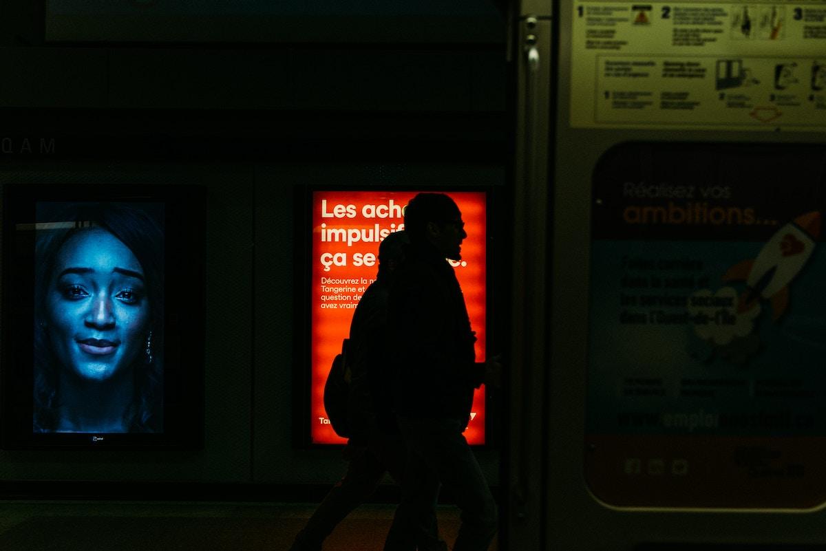 Les gares, stations de métro et aéroports promettent d’éteindre les publicités lumineuses après leur fermeture