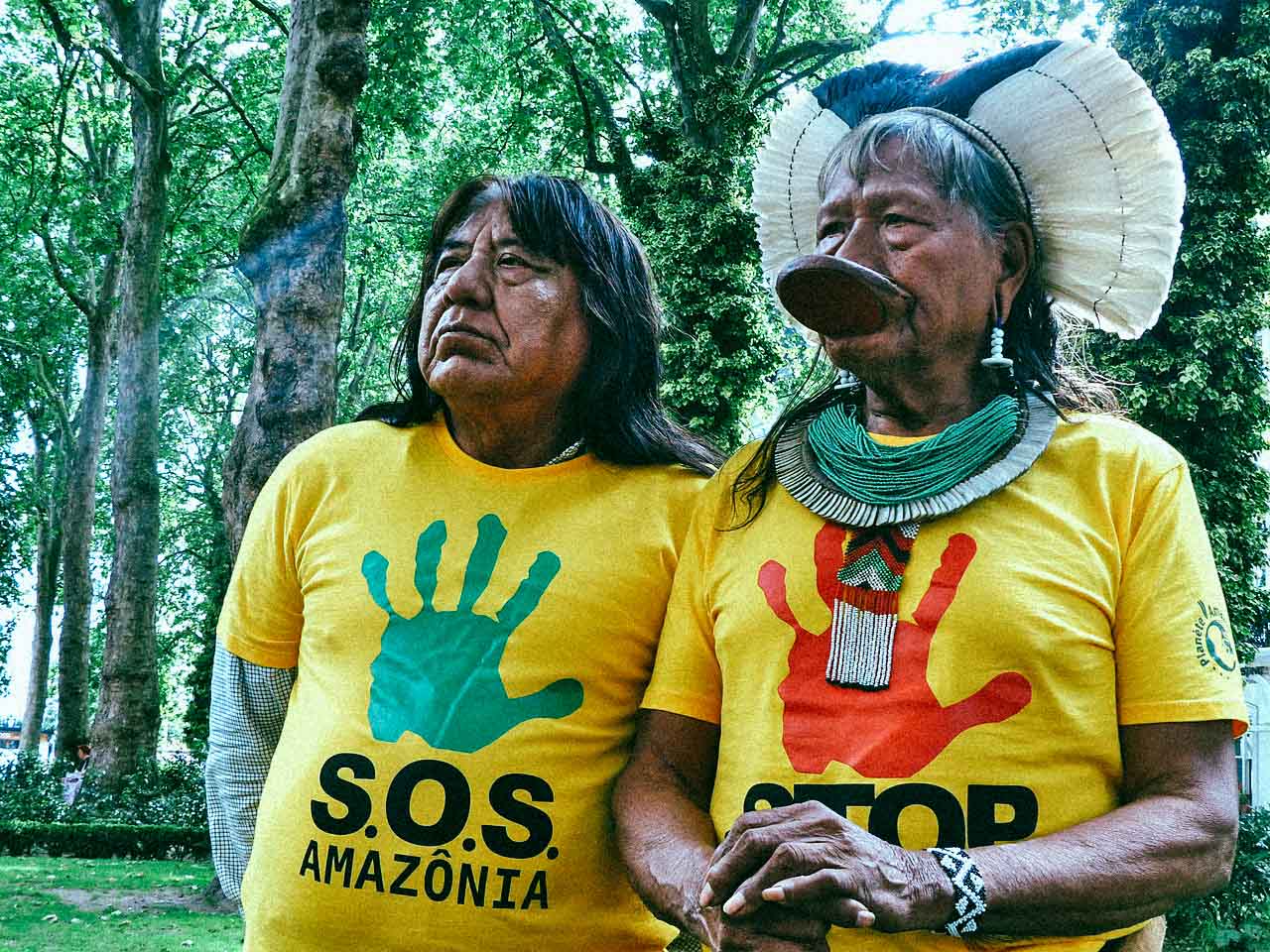 Raoni dépose une plainte pour crimes contre l’humanité à l&rsquo;encontre de Bolsonaro