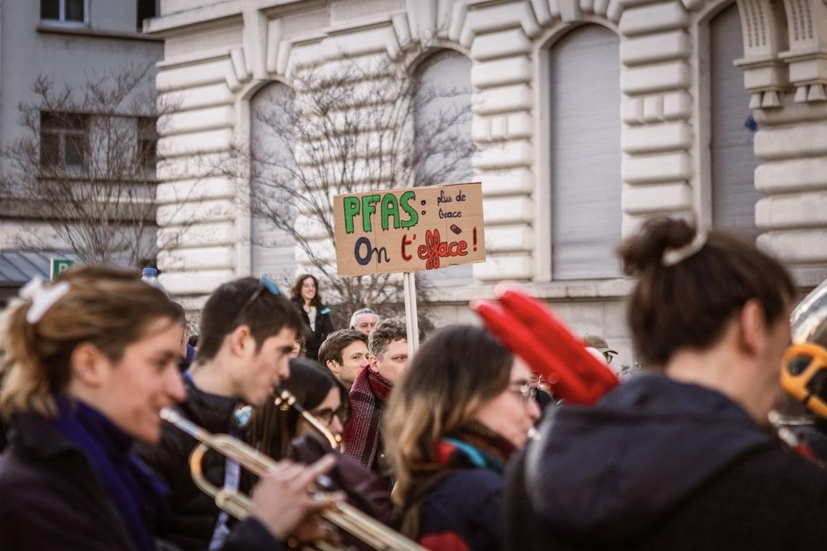 Un premier décret «lacunaire», un second reporté : pourquoi la loi contre la pollution aux PFAS risque d’être «vidée de sa substance»