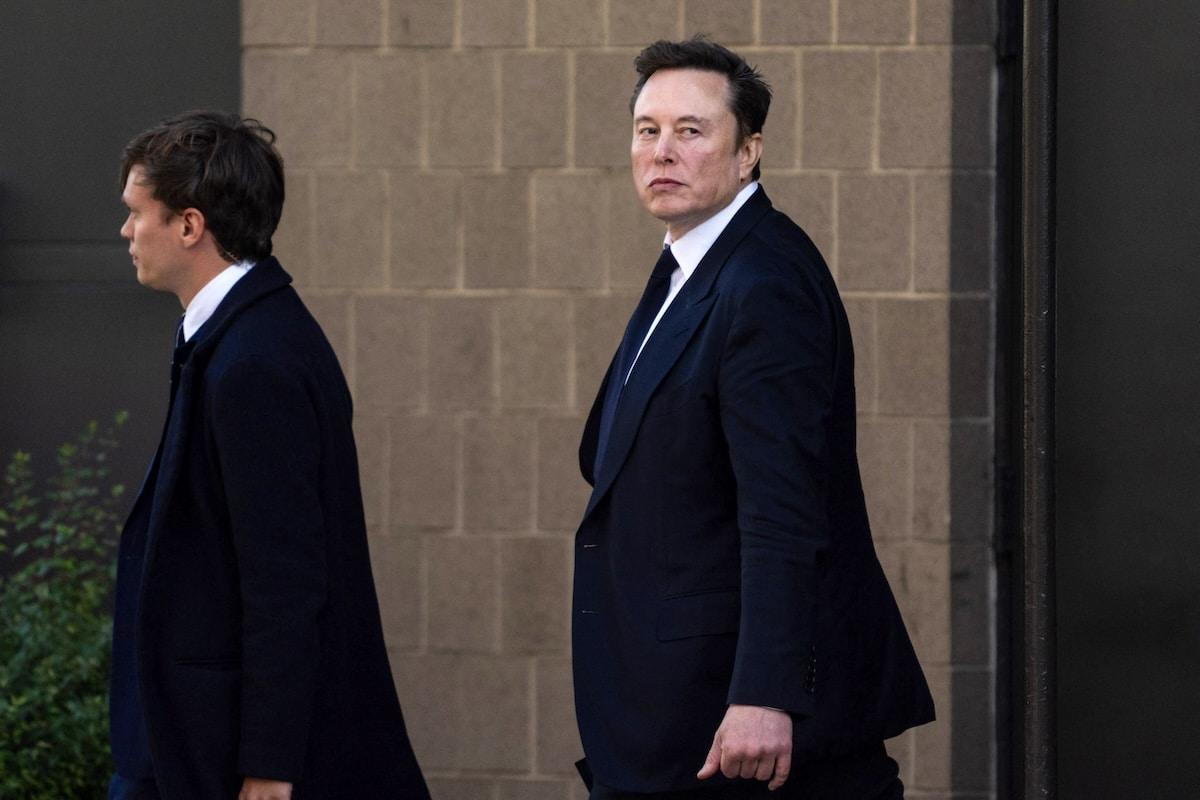 Comment le Département de l’efficacité gouvernementale de Musk utilise l’intelligence artificielle pour licencier en masse et tordre la démocratie