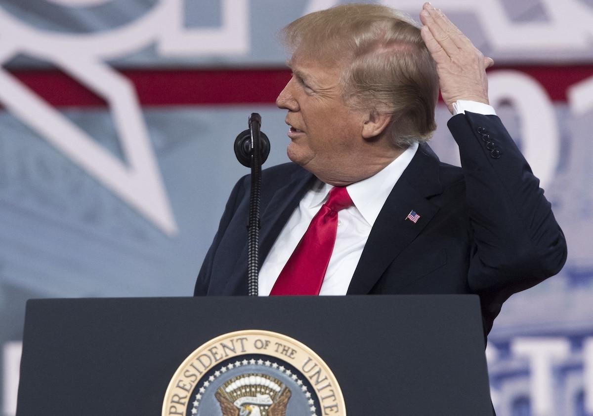 «J&rsquo;aime prendre soin de mes beaux cheveux» : Donald Trump signe un décret… pour augmenter le débit des douches