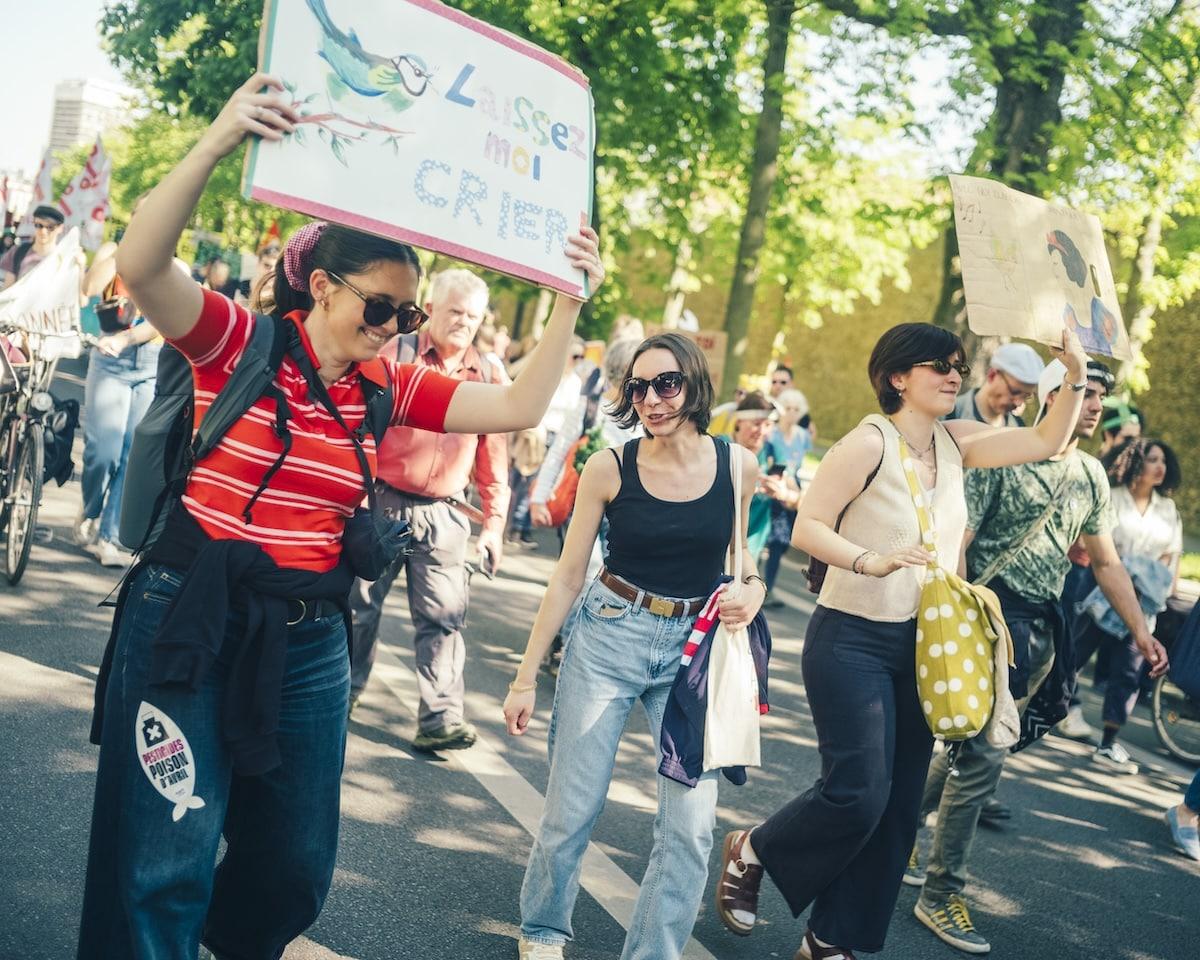 «Les pesticides sont une cause majeure de l’effondrement de la biodiversité» : plus d’un millier de personnes manifestent à Paris pour un «printemps bruyant»