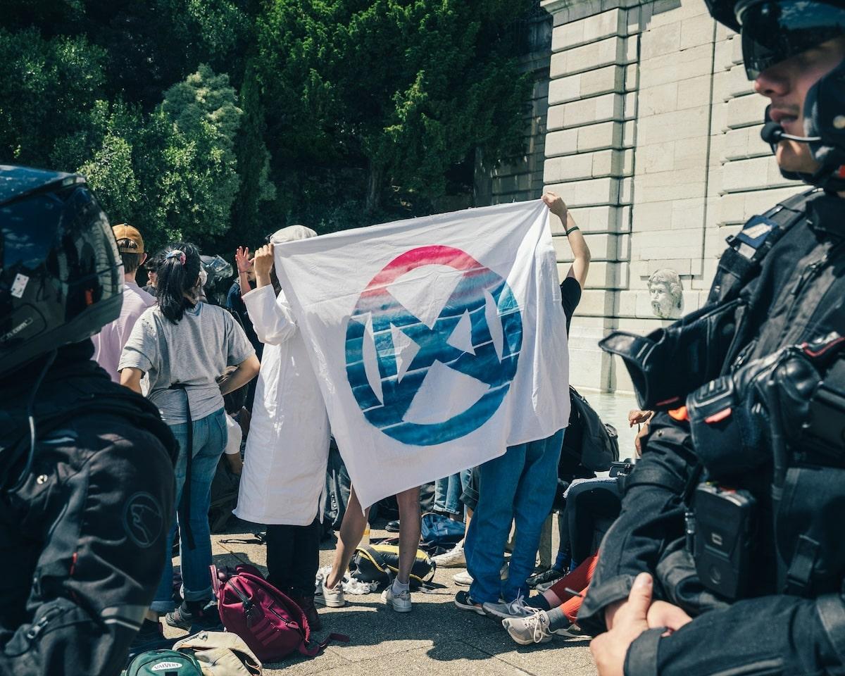 «Aller jusqu’au procès fait partie de la stratégie» : comment les militants d’Extinction rebellion s’adaptent à la pénalisation de l’activisme écolo